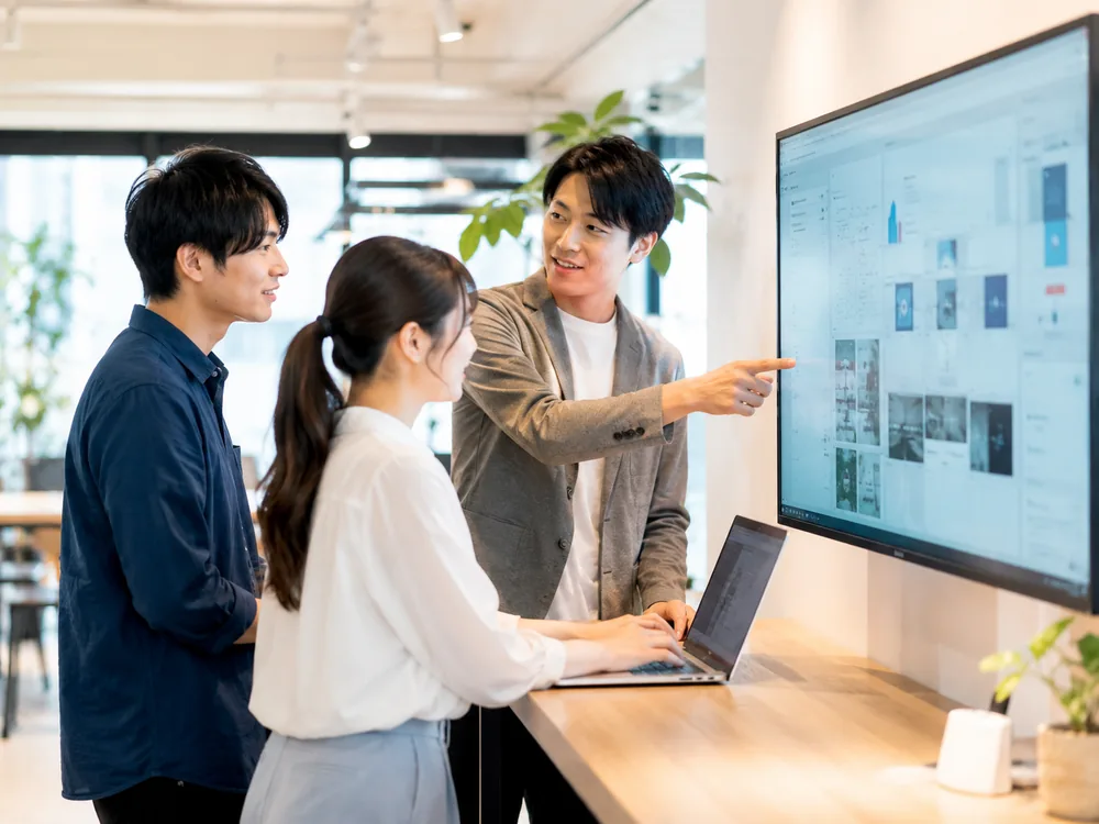 大型ディスプレイに実データを映しながら、その場で仕組みを組み立てる様子
